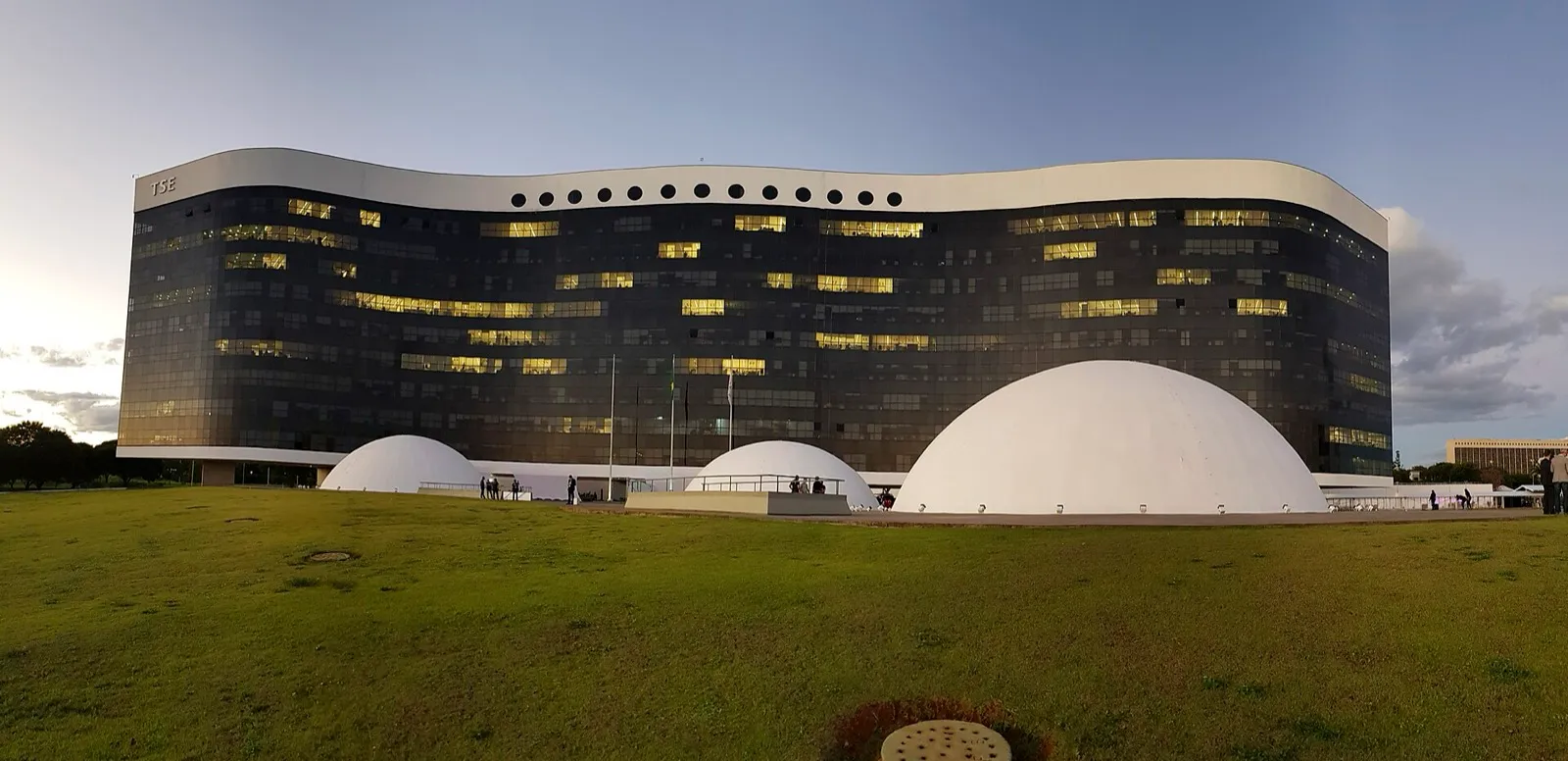 Fachada do Tribunal Superior Eleitoral (TSE) em Brasília, com a palavra TSE no alto do prédio e as cúpulas brancas na frente