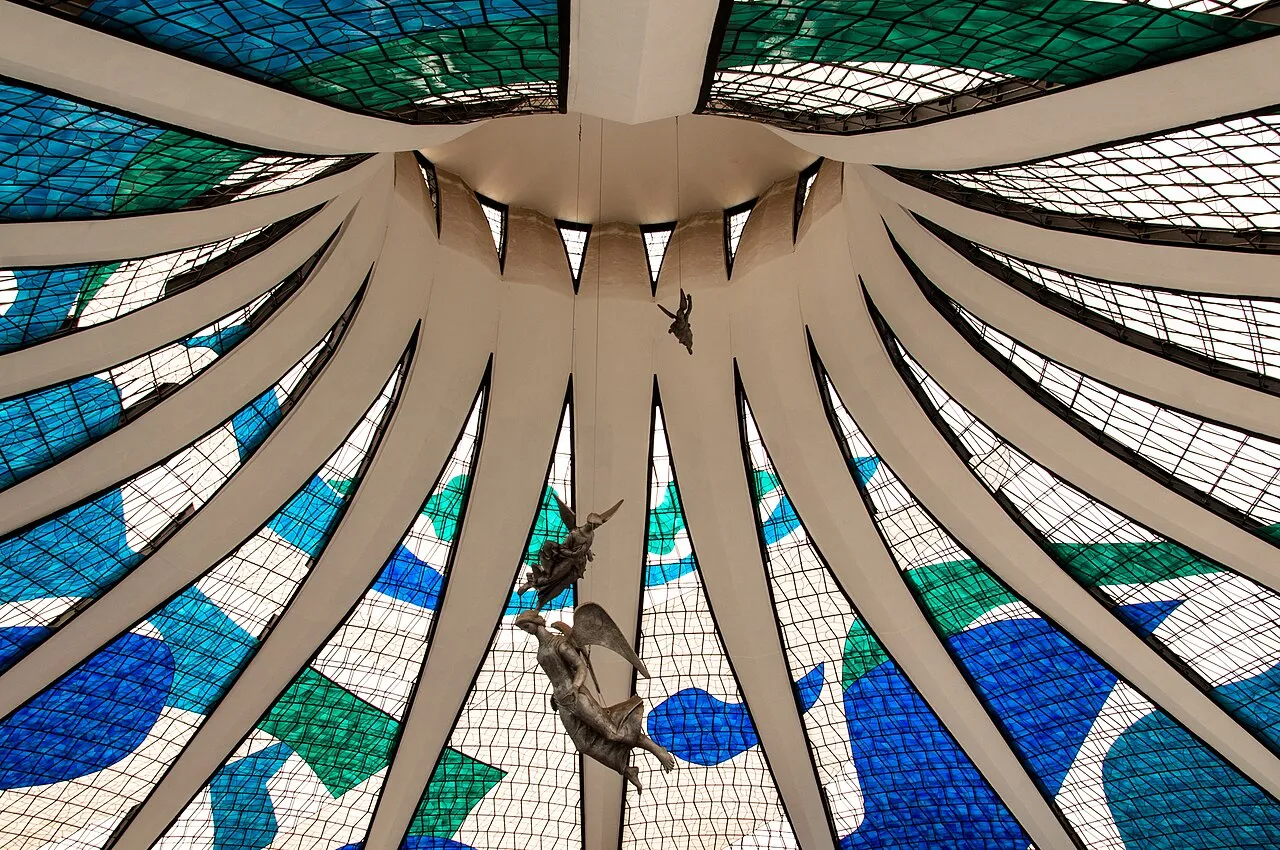Interior da Catedral Metropolitana de Brasília, com colunas de concreto que sustentam a cobertura em forma de hipérbole
