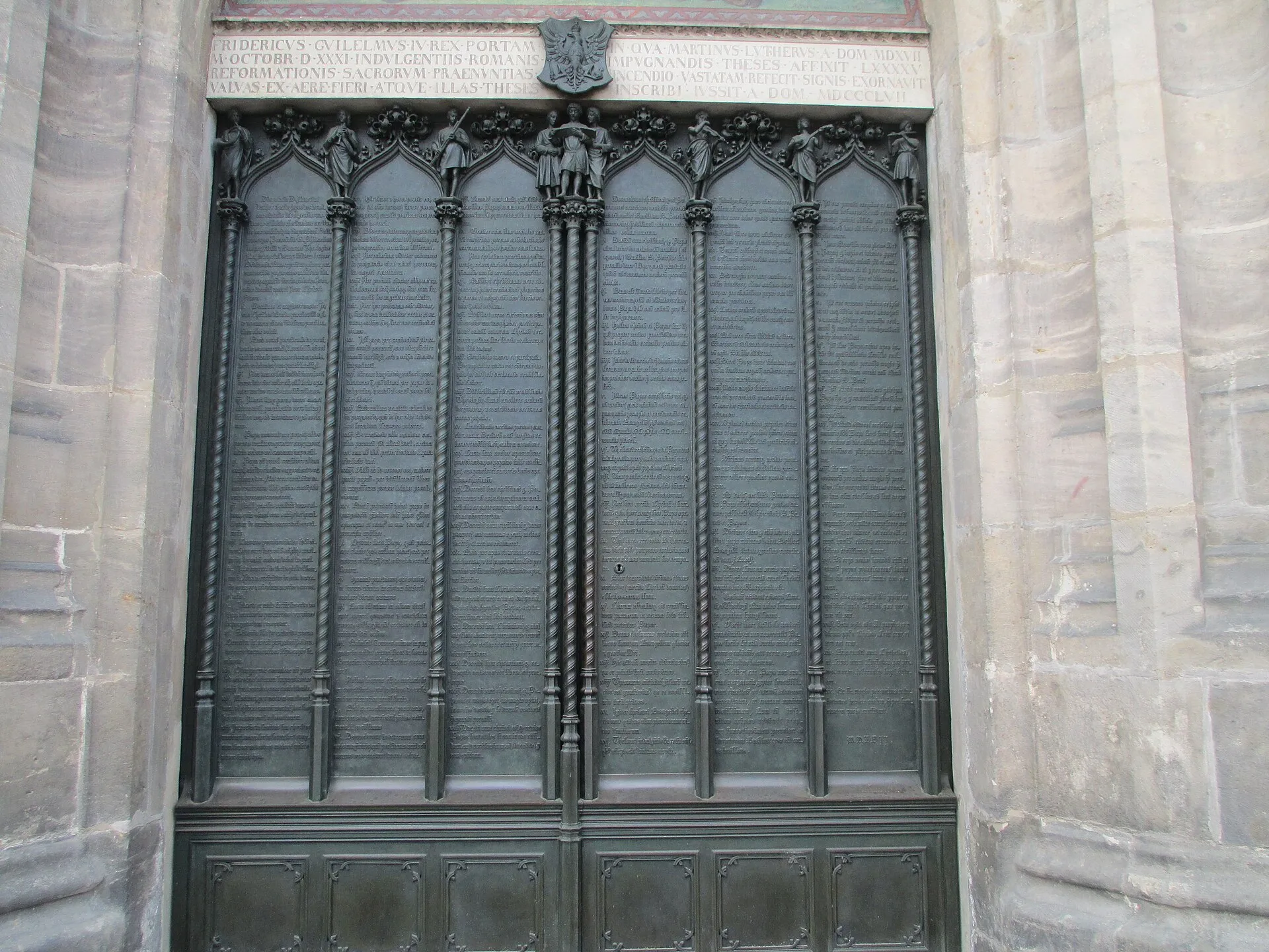 Porta de bronze com colunas góticas e textos em latim gravados, na Igreja do Castelo de Wittenberg, na Alemanha