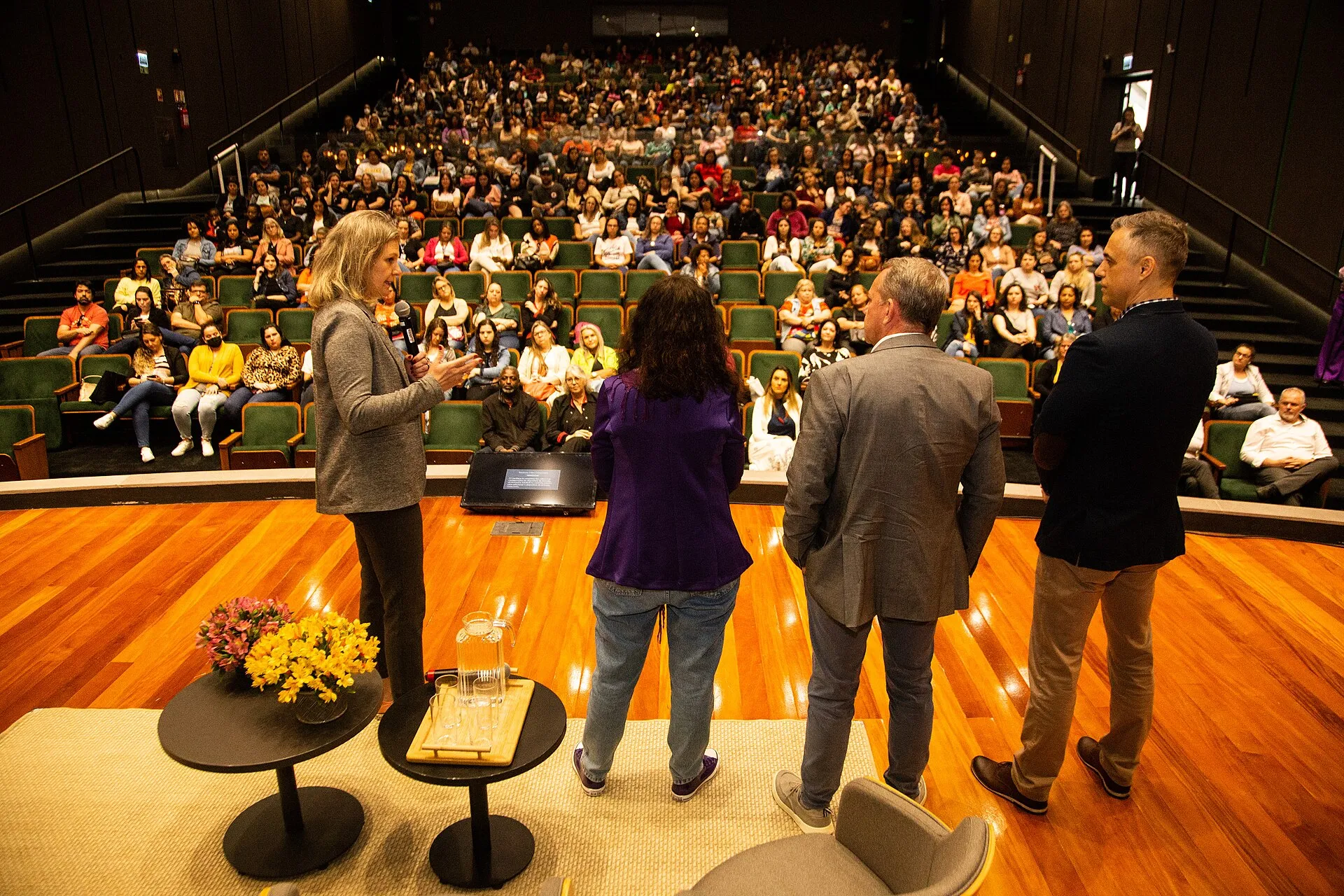 Turma de professores dos anos iniciais reunida em auditório durante seminário de educação financeira em Pelotas (RS)