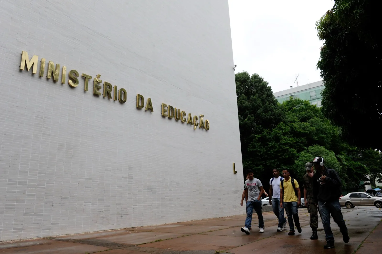 Fachada branca do prédio do Ministério da Educação, em Brasília, com o nome do órgão em letras douradas