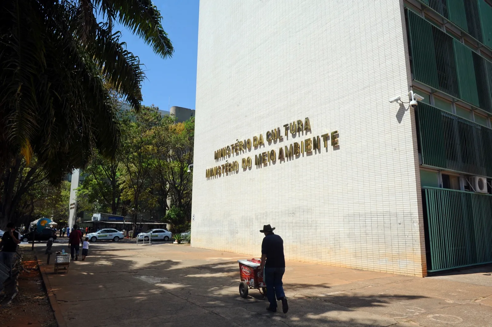 Letreiros do Ministério da Cultura e do Ministério do Meio Ambiente na fachada do Bloco B, em Brasília