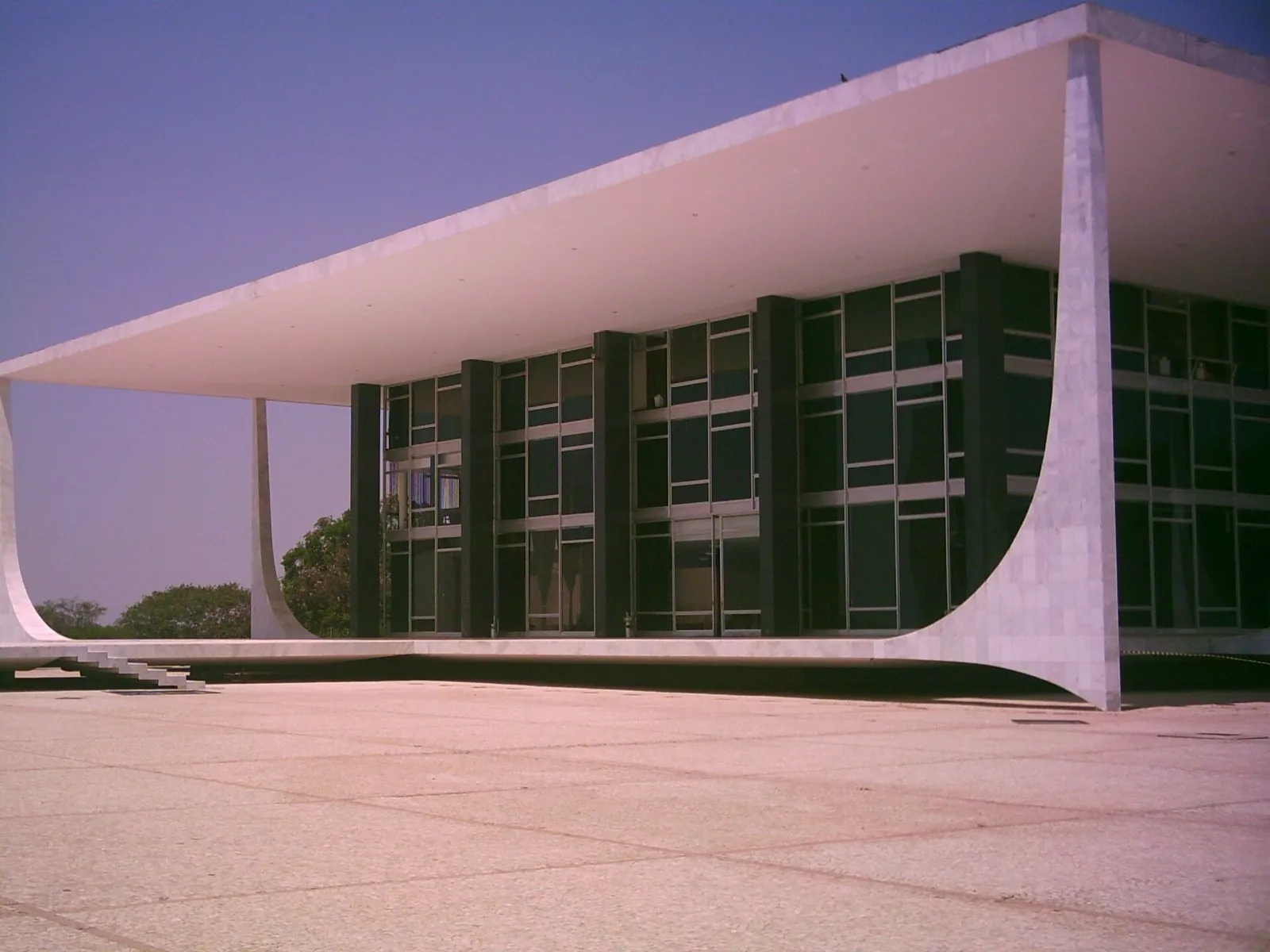 Fachada do prédio do Supremo Tribunal Federal, em Brasília, com grandes colunas curvas de concreto e vidros escuros