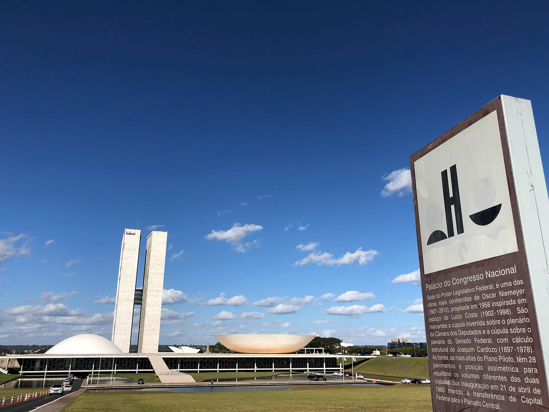Fachada do Palácio do Congresso Nacional, em Brasília, com as cúpulas e as duas torres do prédio