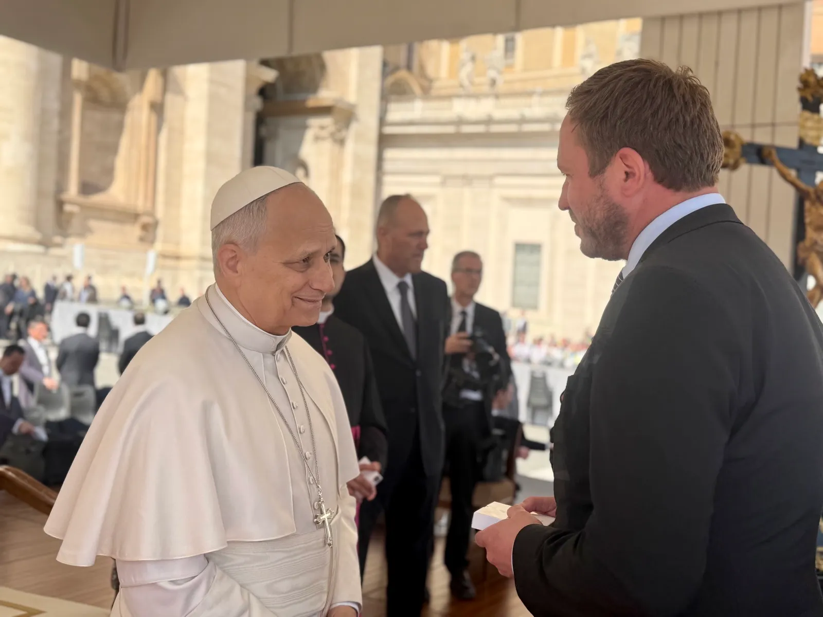 Papa Leão XIV conversa com o chanceler da Estônia, Margus Tsahkna, no Vaticano