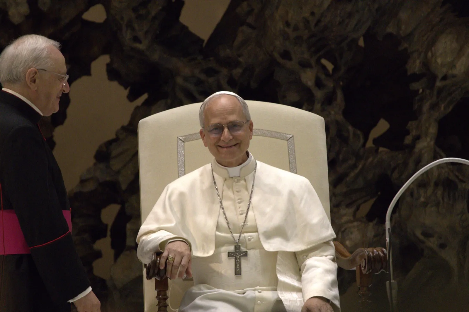 Papa Leão XIV sentado e sorrindo durante audiência no Vaticano