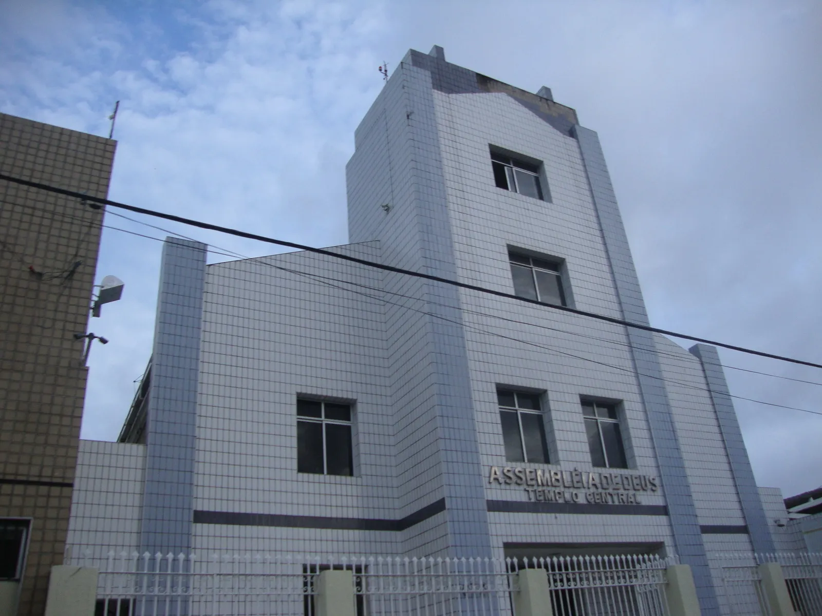 Fachada de azulejos brancos do Templo Central da Assembleia de Deus em Fortaleza, com o nome da igreja em letras metálicas