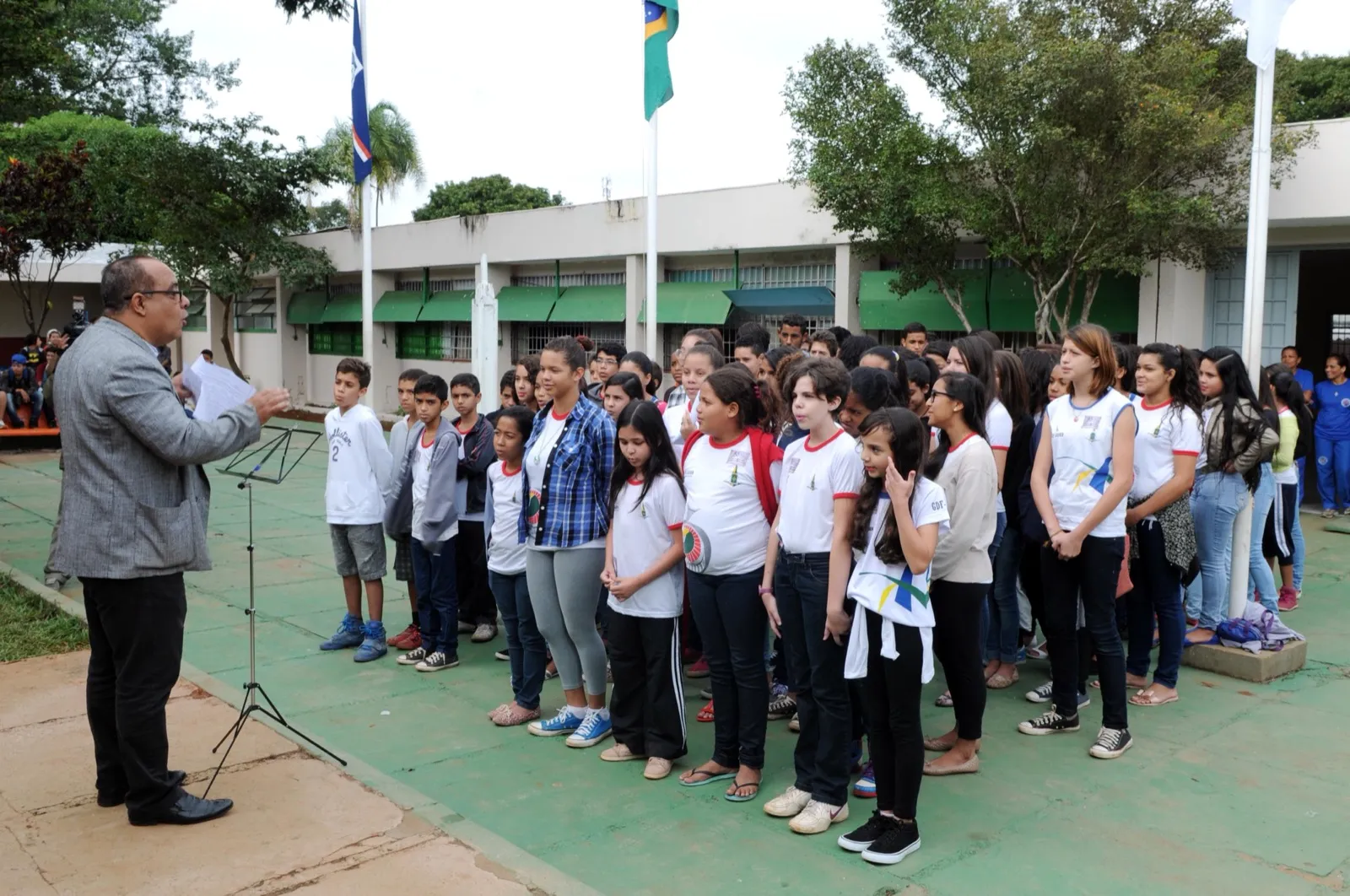Alunos e professores reunidos no pátio de uma escola pública de Brasília