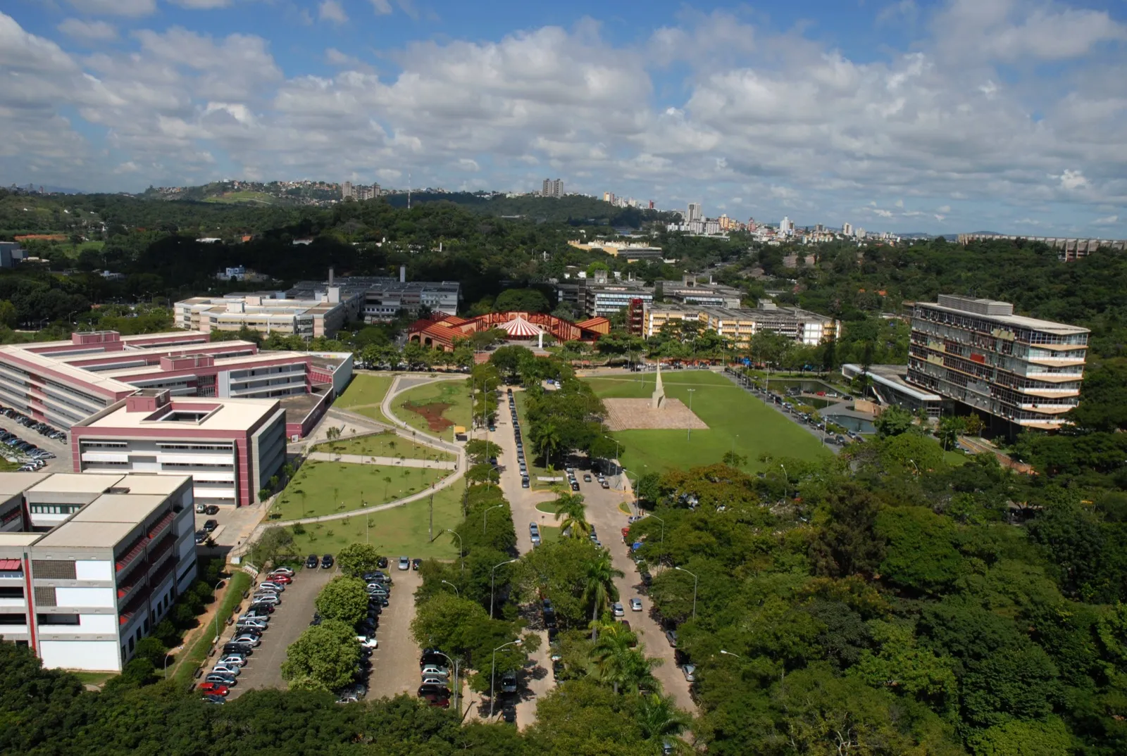 Vista aérea de prédios, jardins e vias do campus Pampulha da UFMG