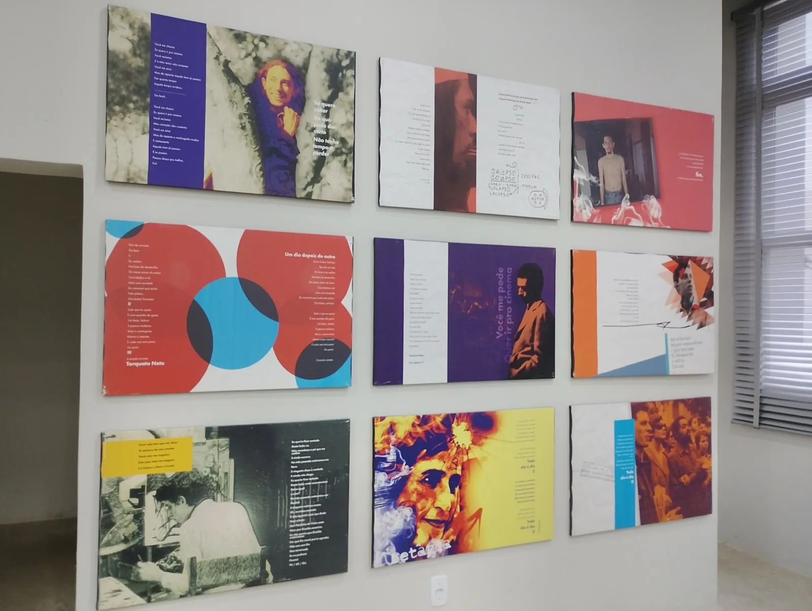 Painéis com textos, fotografias e ilustrações em exposição sobre Torquato Neto