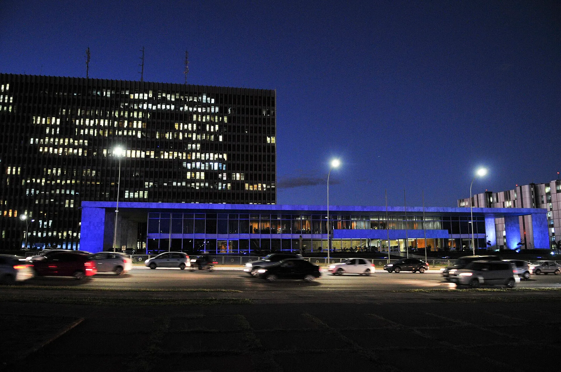 Fachada noturna do Palácio do Buriti, em Brasília, com luz azul, na campanha contra o tráfico de pessoas